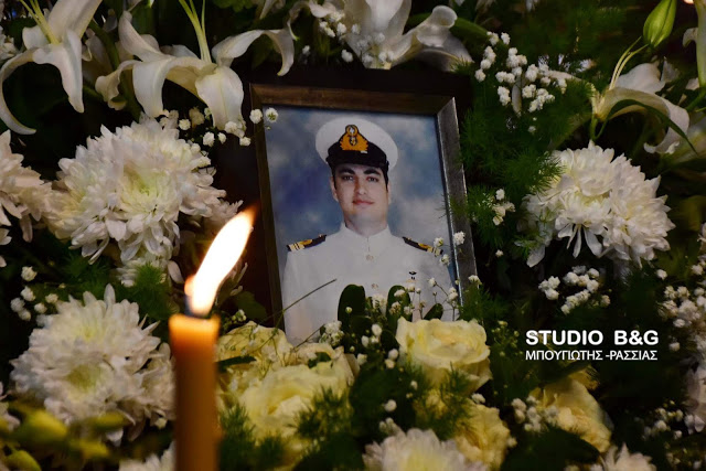 Συγκίνηση στο μνημόσυνο για τα τρία χρόνια από τον άδικο χαμό του Υποπλοίαρχου Κωνσταντίνου Πανανά (βίντεο) - Φωτογραφία 1
