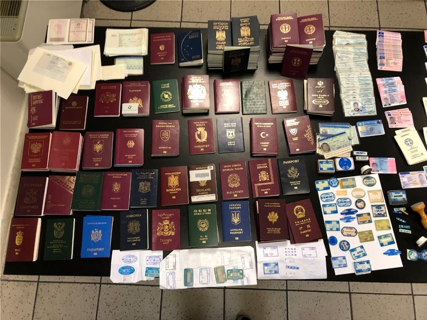 Εξαρθρώθηκε συμμορία αλλοδαπών που πλαστογραφούσε διαβατήρια στο κέντρο της Αθήνας - Φωτογραφία 2