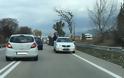 Ανατροπή αυτοκινήτου στην εθνική οδό στο Αγρίνιο- σώος ο οδηγός (φωτο) - Φωτογραφία 6