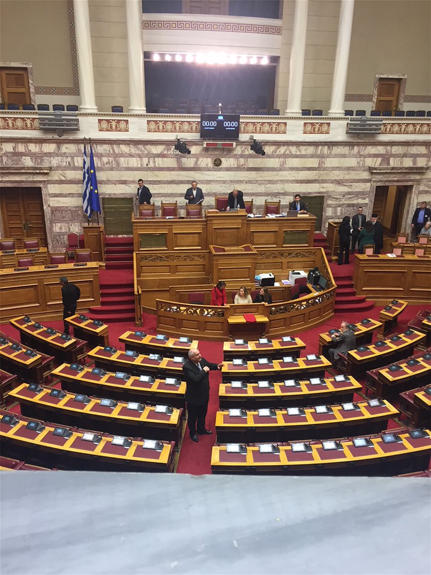 Δ. Καμμένος προς Κουϊκ στη Βουλή: Πούλησες τη Μακεδονία και ήρθες να ορκιστείς, ντροπή - Φωτογραφία 2