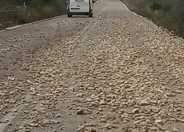 Προσοχή στον δρόμο ΒΟΝΙΤΣΑΣ -ΠΑΛΑΙΡΟΥ: Υπάρχουν κοφτερές Πέτρες στο δρόμο!! | ΦΩΤΟ - Φωτογραφία 2