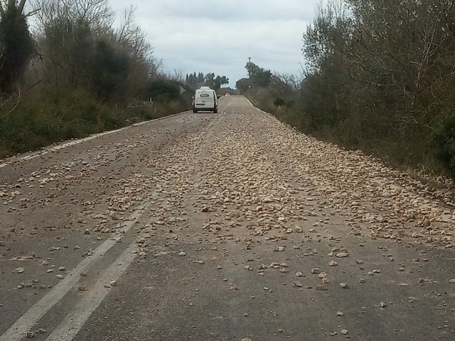 Προσοχή στον δρόμο ΒΟΝΙΤΣΑΣ -ΠΑΛΑΙΡΟΥ: Υπάρχουν κοφτερές Πέτρες στο δρόμο!! | ΦΩΤΟ - Φωτογραφία 3