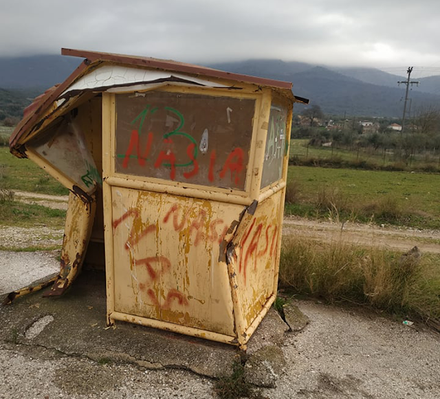 Κατεστραμμένη στάση λεωφορείων στον οικισμό ΑΓΙΟ ΣΤΕΦΑΝΟ (Παπαδάτου Ξηρομέρου) | ΦΩΤΟ - Φωτογραφία 2