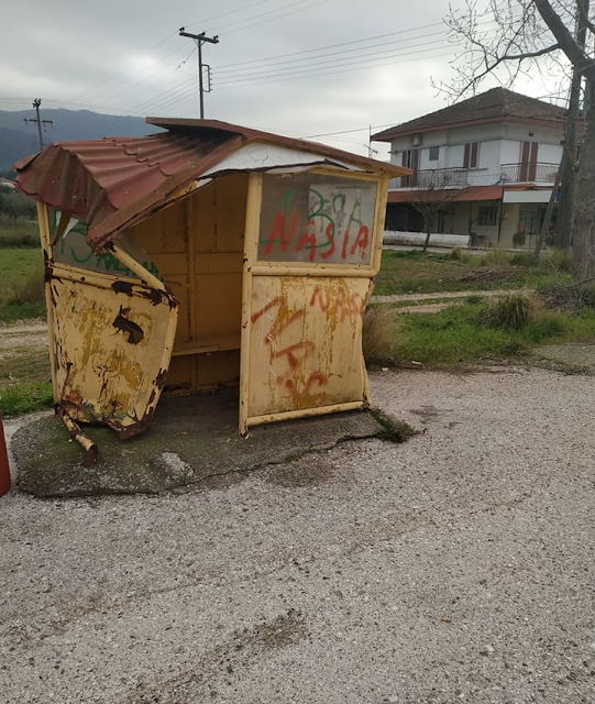 Κατεστραμμένη στάση λεωφορείων στον οικισμό ΑΓΙΟ ΣΤΕΦΑΝΟ (Παπαδάτου Ξηρομέρου) | ΦΩΤΟ - Φωτογραφία 3