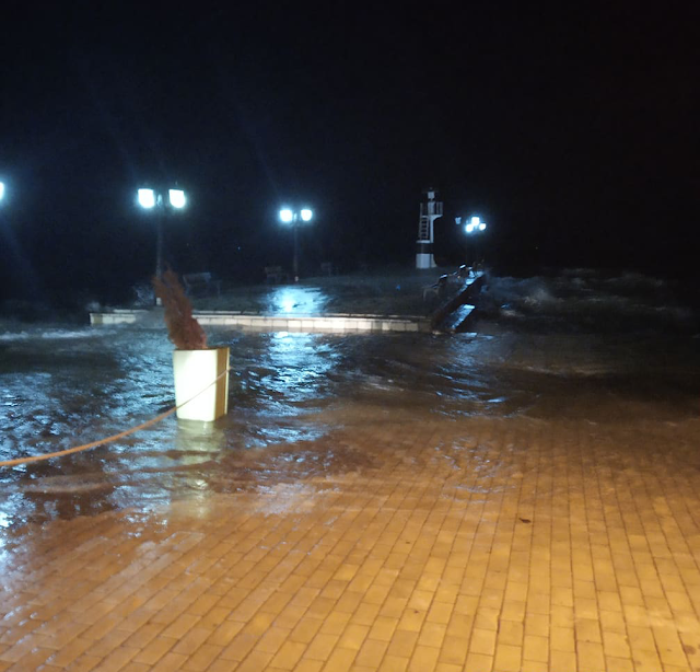 Η θάλασσα βγήκε στη στεριά χθες βράδυ στη ΒΟΝΙΤΣΑ | ΒΙΝΤΕΟ - Φωτογραφία 3