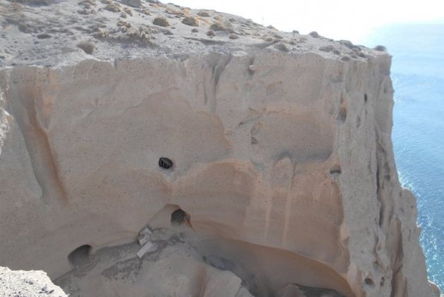 Σαντορίνη, Βλυχάδα: Σκάβουν μέσα στον βράχο, για να φτιάξουν ξενοδοχείο! - Φωτογραφία 2