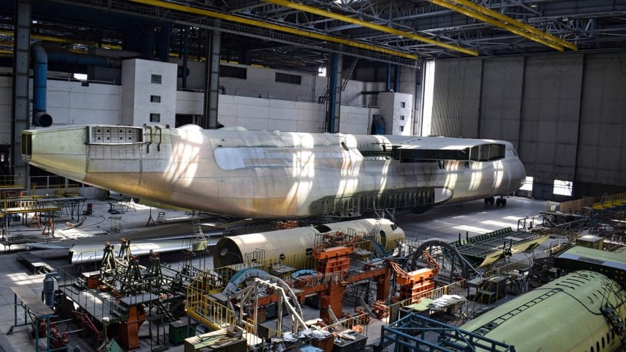 Το πιο θηριώδες «ψυχροπολεμικό» αεροσκάφος στον κόσμο κρύβεται σε μια... αποθήκη - Φωτογραφία 1