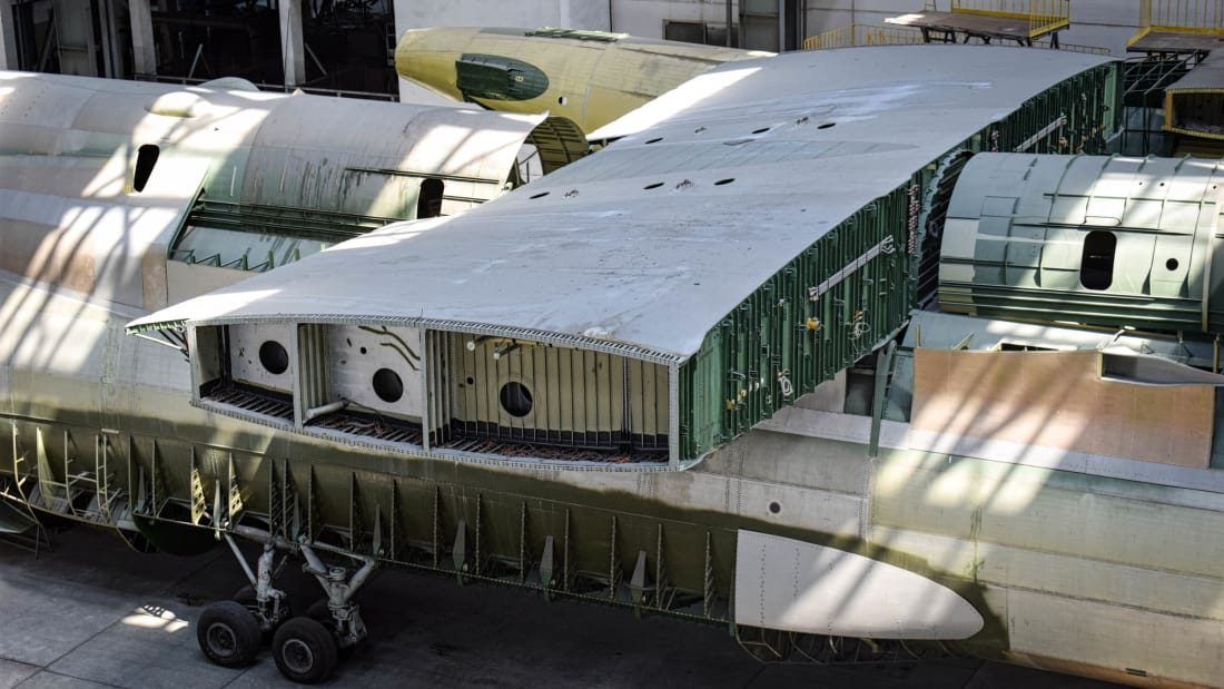 Το πιο θηριώδες «ψυχροπολεμικό» αεροσκάφος στον κόσμο κρύβεται σε μια... αποθήκη - Φωτογραφία 4