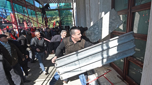 Αλβανία: Σοβαρά επεισόδια έξω από το γραφείο του Ράμα στα Τίρανα - Φωτογραφία 1