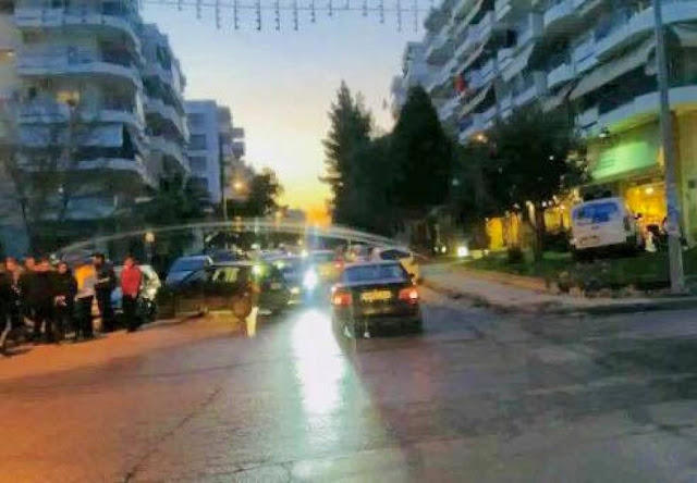 Θεσσαλονίκη: ΙΧ παραλίγο να μπει σε κατάστημα μετά από σφοδρή σύγκρουση - Φωτογραφία 1