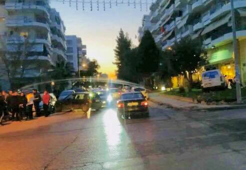 Θεσσαλονίκη: ΙΧ παραλίγο να μπει σε κατάστημα μετά από σφοδρή σύγκρουση - Φωτογραφία 2