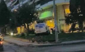 Θεσσαλονίκη: ΙΧ παραλίγο να μπει σε κατάστημα μετά από σφοδρή σύγκρουση - Φωτογραφία 3