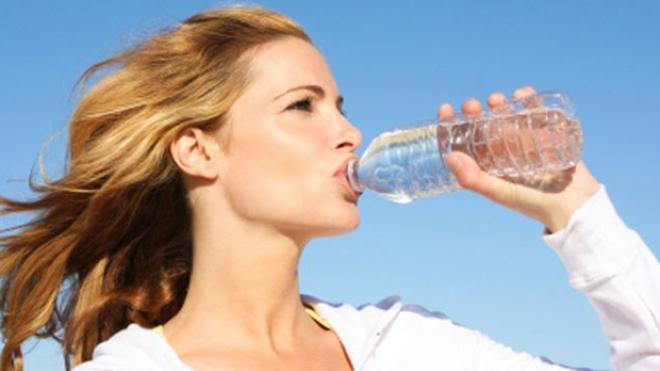 Δεν πίνεις νερό; Δες πώς θα το εντάξεις εύκολα στην καθημερινότητά σου - Φωτογραφία 1