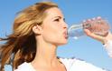 Δεν πίνεις νερό; Δες πώς θα το εντάξεις εύκολα στην καθημερινότητά σου