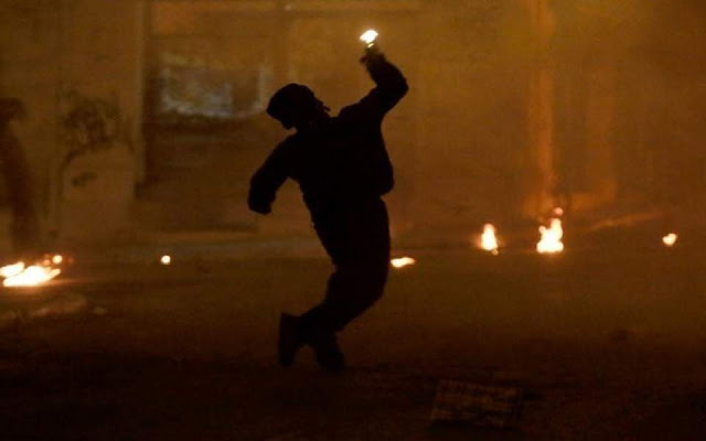 Θεσσαλονίκη: Μολότοφ κατά αστυνομικών το βράδυ της Κυριακής στη Χαριλάου - Φωτογραφία 1