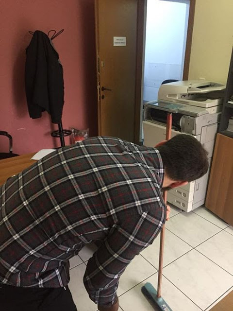 Νίκος Κορομηλάς: Αντί για την ασφάλεια τού πολίτη ο αστυνομικός καθαρίζει το κτίριο - Φωτογραφία 1