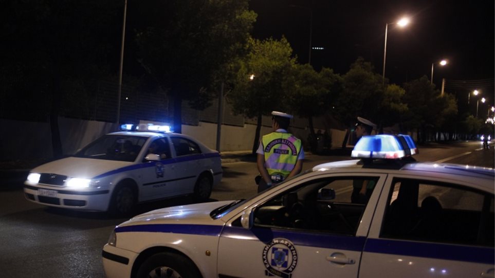 Τρεις κρατούμενοι απέδρασαν από περιπολικό στο κέντρο της Αθήνας - Φωτογραφία 1