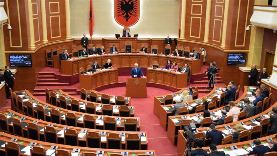 Πολιτική κρίση στην Αλβανία: Παραιτήθηκαν όλοι οι βουλευτές του δημοκρατικού κόμματος - Φωτογραφία 1