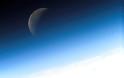Η ατμόσφαιρα της Γης εκτείνεται πέρα από το φεγγάρι