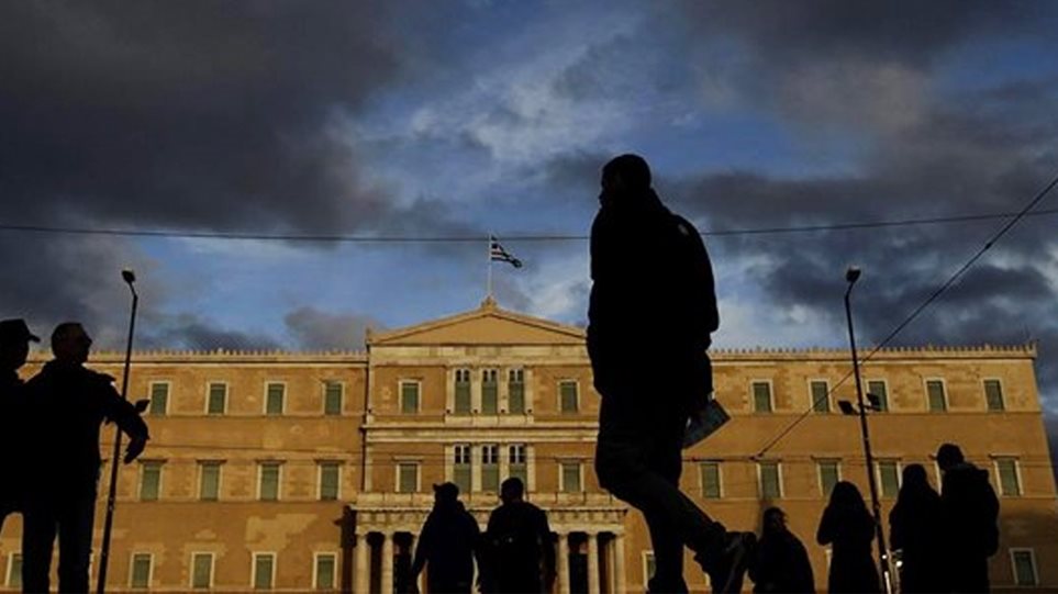 ΣΕΒ: Ο μέσος Έλληνας χρωστά 29.700 ευρώ στους δανειστές - Δύο φορές το εισόδημά του! - Φωτογραφία 1