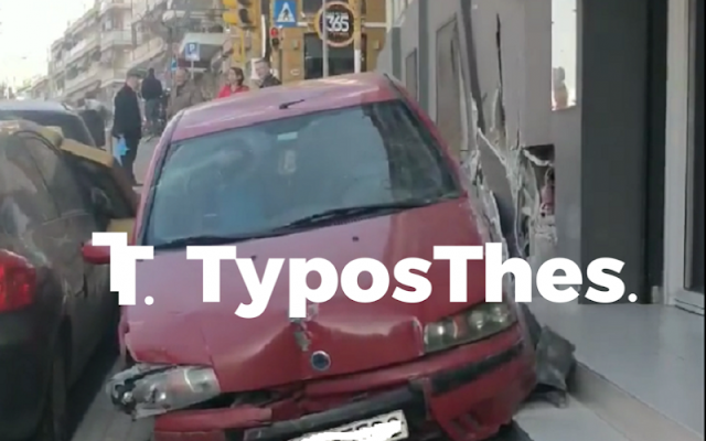 Τρελό τροχαίο στη Θεσσαλονίκη – Χτύπησε 2 ΙΧ και «μπήκε» σε μαγαζί! (VIDEO) - Φωτογραφία 1