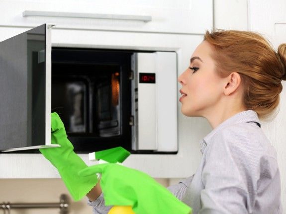 Πώς μπορώ να απομακρύνω τις επίμονες οσμές από το microwave;Πώς μπορώ να απομακρύνω τις επίμονες οσμές από το microwave; - Φωτογραφία 1