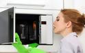 Πώς μπορώ να απομακρύνω τις επίμονες οσμές από το microwave;Πώς μπορώ να απομακρύνω τις επίμονες οσμές από το microwave;