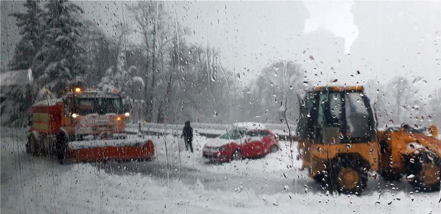 Λεωφορεία και αυτοκίνητα εγκλωβίστηκαν από τα χιόνια στο Στόμιο - Φωτογραφία 2