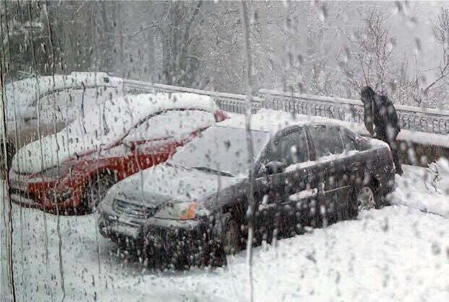Λεωφορεία και αυτοκίνητα εγκλωβίστηκαν από τα χιόνια στο Στόμιο - Φωτογραφία 3