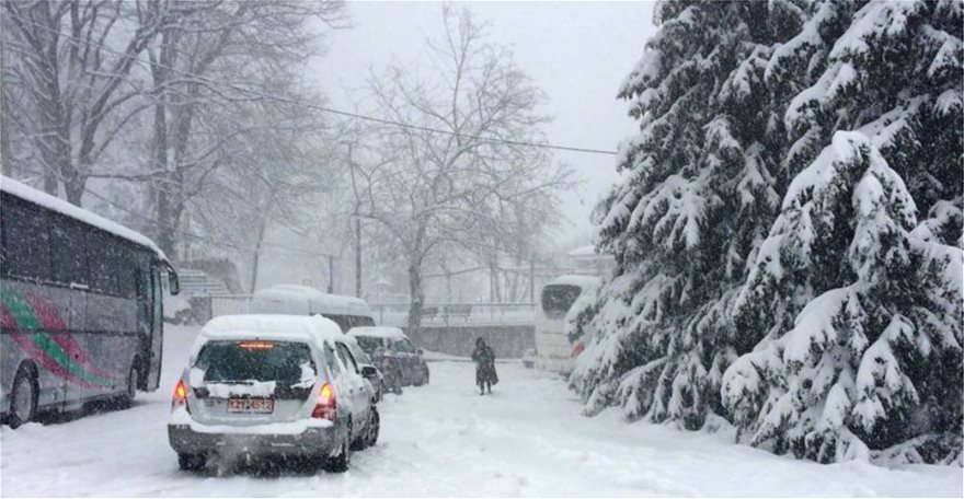 Λεωφορεία και αυτοκίνητα εγκλωβίστηκαν από τα χιόνια στο Στόμιο - Φωτογραφία 4