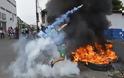 Χάος στη Βενεζουέλα: Βίαιες συγκρούσεις με νεκρούς - Έκαψαν φορτηγό με ανθρωπιστική βοήθεια