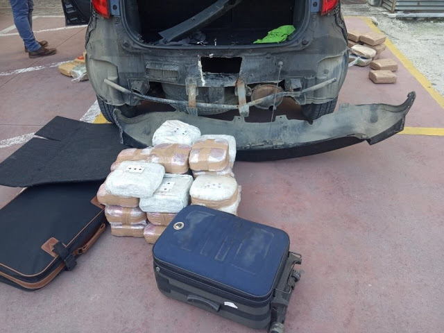 Άρτα: Έκρυψαν 55 κιλά κάνναβη σε αυτοκίνητο (ΒΙΝΤΕΟ) - Φωτογραφία 1