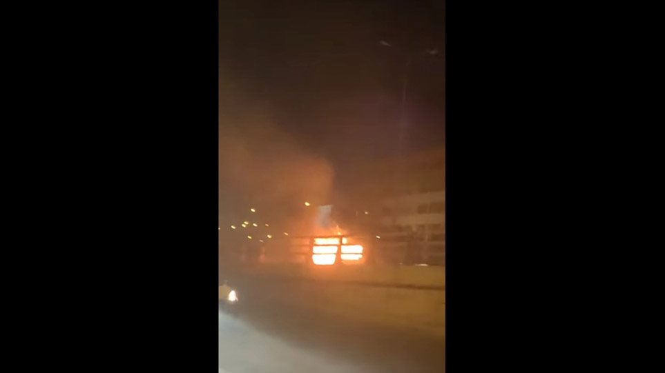Αυτοκίνητο τυλίχθηκε στις φλόγες στη γέφυρα Ροσινιόλ - Φωτογραφία 1
