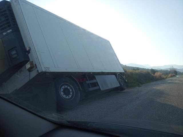 ΠΑΛΑΙΡΟΣ: Εκτροπή φορτηγού στο δρόμο-παράκαμψη της Παλαίρου προς Λευκάδα- Άκτιο (ΦΩΤΟ) - Φωτογραφία 2