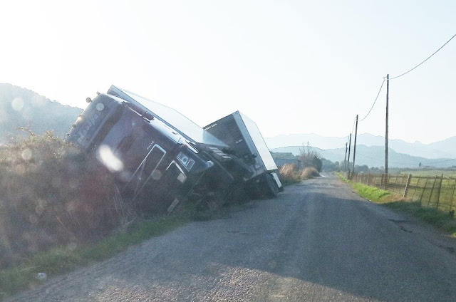 ΠΑΛΑΙΡΟΣ: Εκτροπή φορτηγού στο δρόμο-παράκαμψη της Παλαίρου προς Λευκάδα- Άκτιο (ΦΩΤΟ) - Φωτογραφία 4