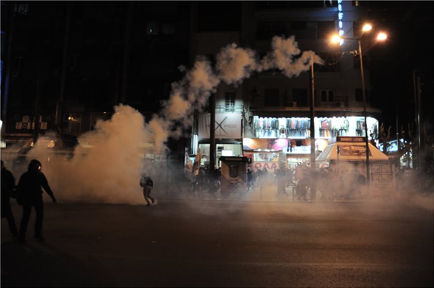 Δακρυγόνα και φωτιές στην Ομόνοια μετά από πορεία για τον θάνατο Νιγηριανού μετανάστη - Φωτογραφία 2