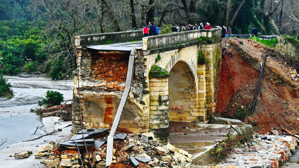 Κρήτη: Αλβανοί μετανάστες βοηθούν στο χτίσιμο της γέφυρας του Κερίτη που κατέρρευσε από την κακοκαιρία - Φωτογραφία 1