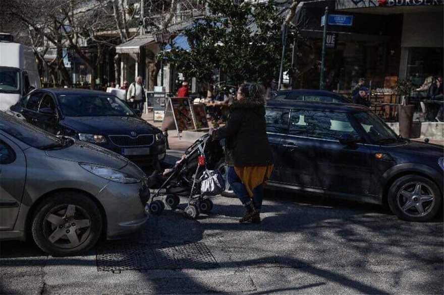 Στην Κηφισιά παρκάρουν... όπου βρουν! - Φωτογραφία 7