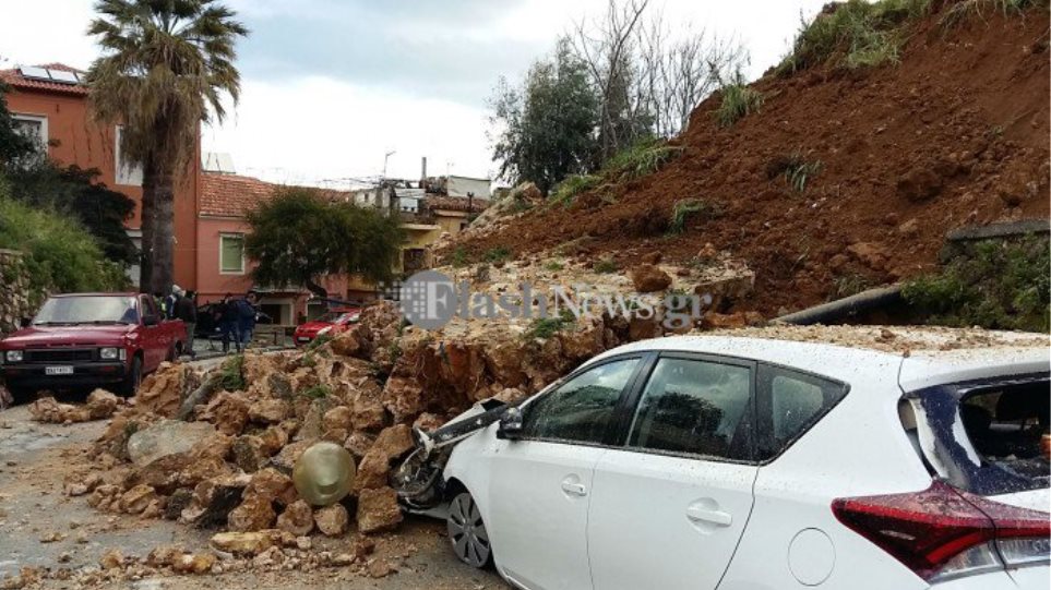 Νέα κατάρρευση σε ενετικό μνημείο στα Χανιά - Καταστράφηκαν αυτοκίνητα - Φωτογραφία 1
