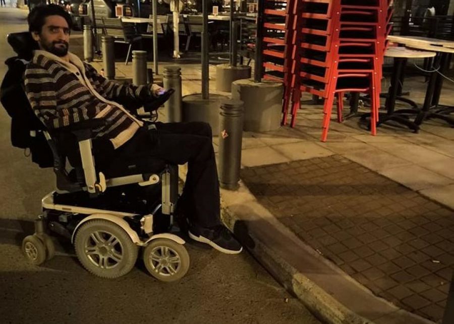 Κι όμως! Αυτή είναι ράμπα για άτομα με αναπηρία στο κέντρο της Θεσσαλονίκης (ΦΩΤΟ) - Φωτογραφία 1