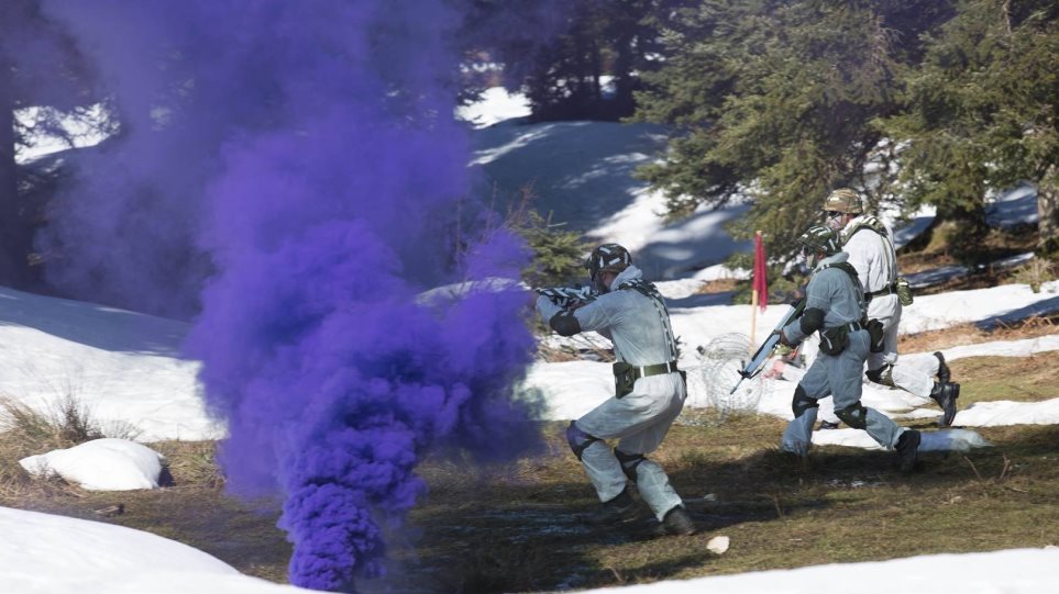 Εντυπωσιακές εικόνες από χειμερινή στρατιωτική εκπαίδευση στο Περτούλι - Φωτογραφία 1