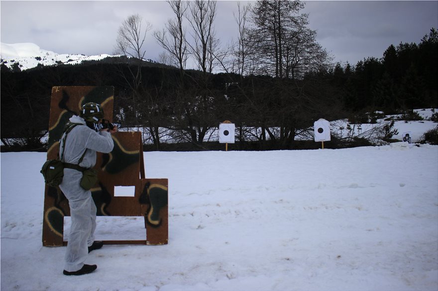 Εντυπωσιακές εικόνες από χειμερινή στρατιωτική εκπαίδευση στο Περτούλι - Φωτογραφία 8