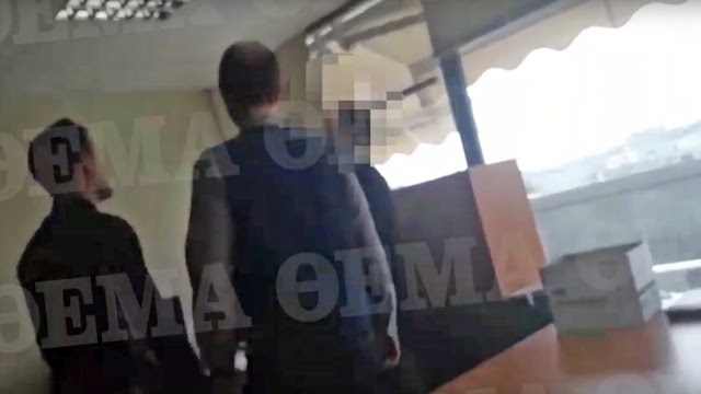 Άγνωστος τα έσπασε σε ληξιαρχείο στην Αθήνα (Βίντεο) - Φωτογραφία 1