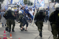 Κυβέρνηση ΣΥΡΙΖΑ προς αστυνομικούς: βαράτε! - Φωτογραφία 1