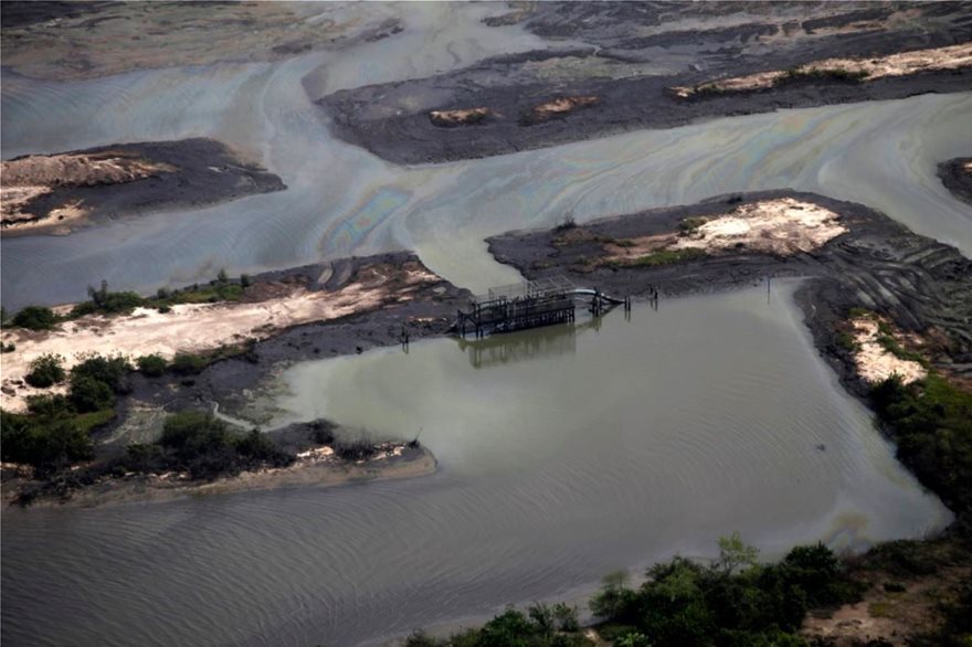 Χάος στη Νιγηρία: Δεκάδες αγνοούμενοι από έκρηξη αγωγού πετρελαίου - Φωτογραφία 2