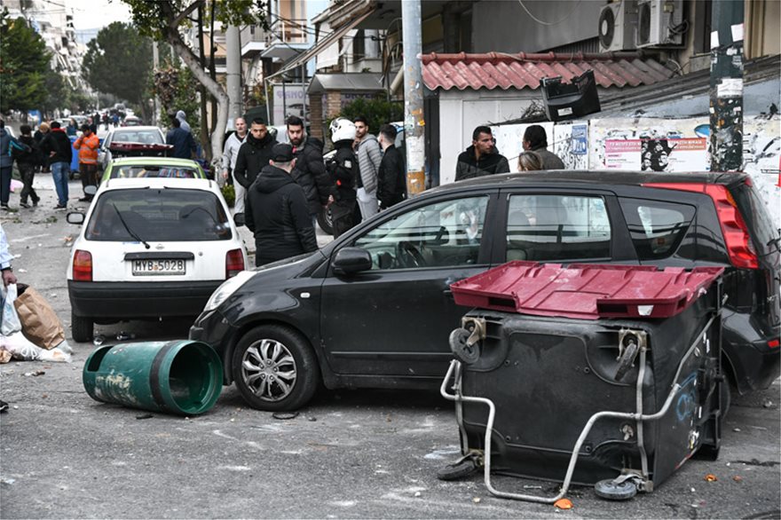 Νίκαια: Άγρια επεισόδια μεταξύ οπαδών - Στις φλόγες αυτοκίνητο - Φωτογραφία 2