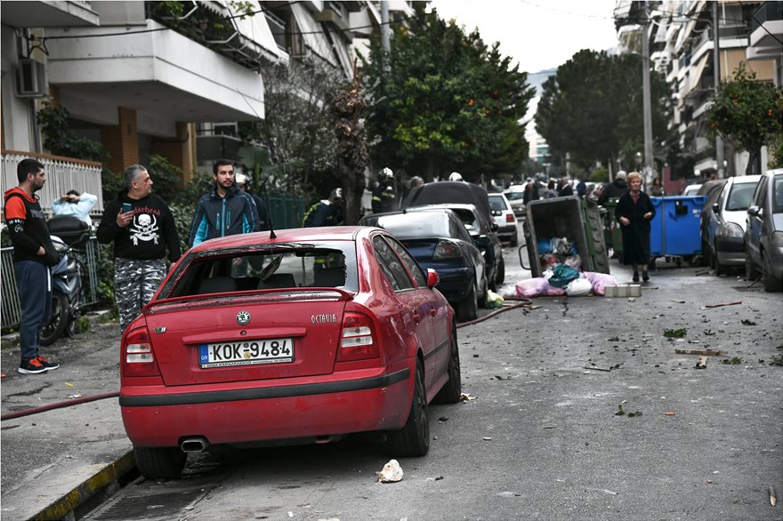 Νίκαια: Άγρια επεισόδια μεταξύ οπαδών - Στις φλόγες αυτοκίνητο - Φωτογραφία 6