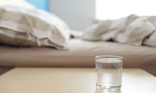 Γιατί δεν πρέπει να πίνετε νερό από το ποτήρι που έχετε δίπλα στο κρεβάτι σας τη νύχτα; - Φωτογραφία 1