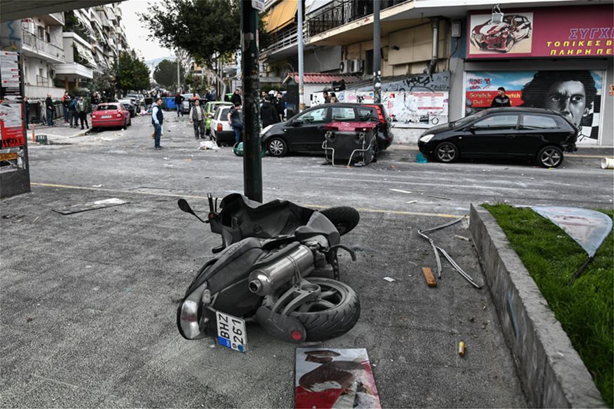 Τρόμος: Χούλιγκαν εισέβαλαν σε γήπεδα, χτύπησαν κόσμο, έκαψαν αυτοκίνητα! - Φωτογραφία 4