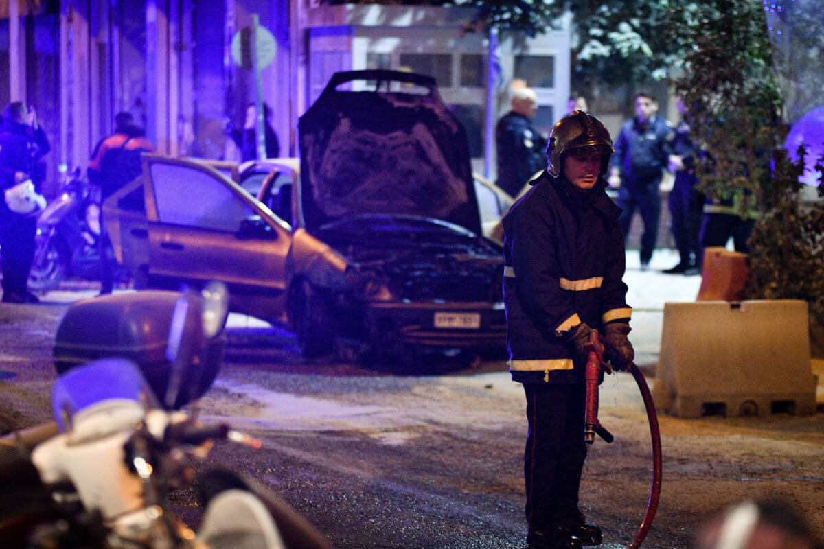 Καταδρομική επίθεση με μολότοφ στο ΑΤ Ακροπόλεως - Φωτογραφία 4